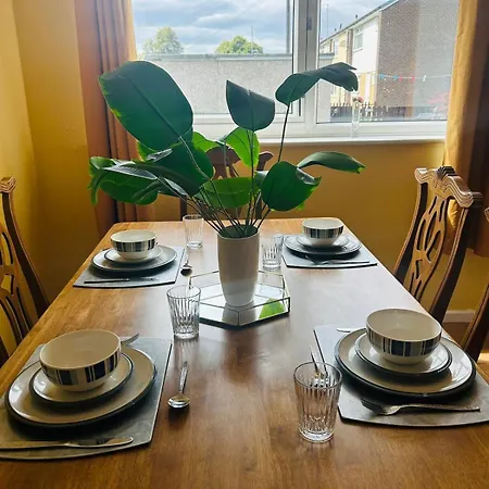 Spacious, 3 Double Bedroomed, Free Parking, 9 Mins Elland Rd, Nr Centre * Leeds (West Yorkshire)