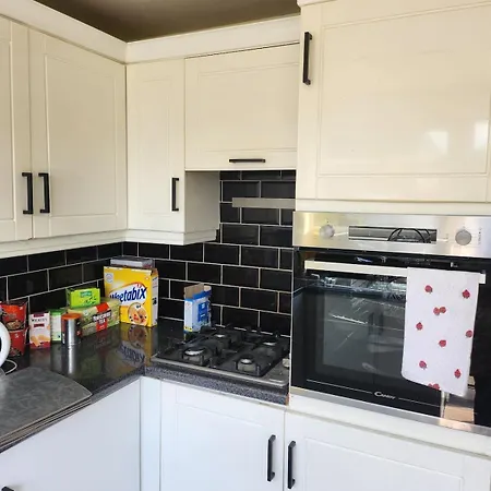 Spacious, 3 Double Bedroomed, Free Parking, 9 Mins Elland Rd, Nr Centre Leeds (West Yorkshire)