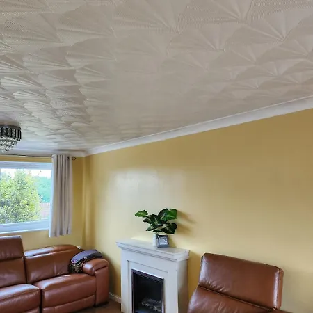 Holiday home Spacious, 3 Double Bedroomed, Free Parking, 9 Mins Elland Rd, Nr Centre *